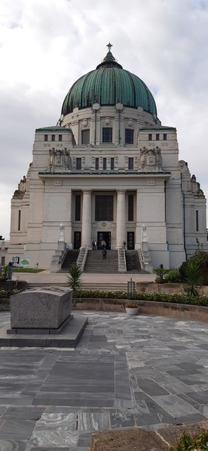 Die Friedhofskirche ist dem Karl Borromäus geweiht